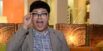 Belum Ketemu Jodoh, Ricky Cuaca Tetap Bagi-Bagi Angpau