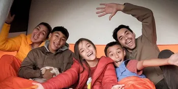 Belum Puas Camping Outdoor, Donna Agnesia dan Darius Sinathrya Bangun Tenda di Rumah
