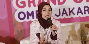 Belum Tahu Bakal Bisa Sekolah 'Normal' Atau Tidak, Anak Zaskia Adya Mecca Sudah Coba Pakai Seragam