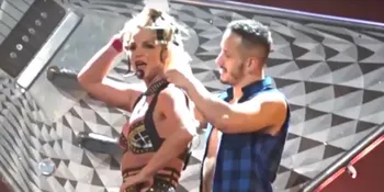 Bencana Fashion, Tali Penyangga Bra Britney Spears Copot di Stage