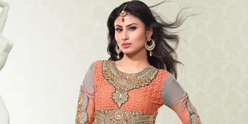 Beralis Hitam Tebal Sambil Rebahan Buka Ketiak, Mouni Roy Cantik?