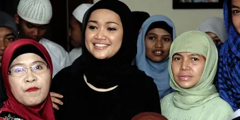 Berangkat Umroh, Ririn Setyarini Harapkan Rejeki dan Jodoh