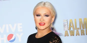 Berat Badan Turun, Christina Aguilera Sudah Berani Pamer Kaki