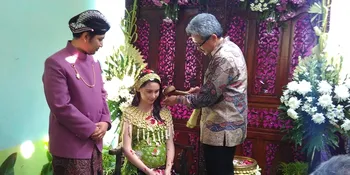 Berbalut Adat Jawa, Arumi Bachsin Gelar 7 Bulanan di Trenggalek