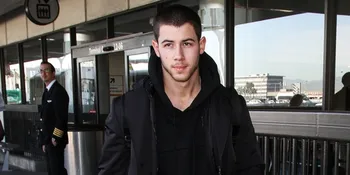 Berduaan Main Ski, Nick Jonas - Lily Collins Sekarang Pacaran?