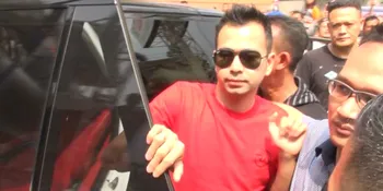 Berduka, Raffi-Gigi Kunjungi Makam Komedian Budi Anduk