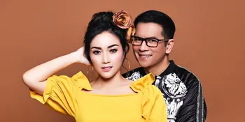 Beredar Foto Krisna Mukti &#38; Ratna Pandita Pakai Baju Pengantin, Jalani Pre-Wed?