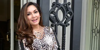 Bergaun Cantik, Nia Daniati Foto Bareng Seorang Pria Misterius