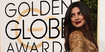 Bergaun Emas Pamer Cleavage di Golden Globe, Priyanka Dicibir