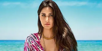 Bergaun Merah Menyala Cleavage Terbuka, Katrina Kaif Cantik!