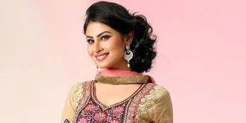 Bergaya Bak Wanita Inggris, Mouni Roy Tetap Cantik?