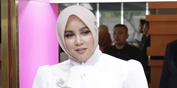Berhijab, Olla Ramlan Tetap Bisa Tampil Kece