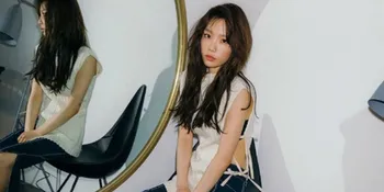 Beri Bunga Untuk Taeyeon SNSD, Tangan Penggemar Ini Gemetar