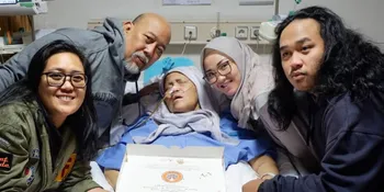 Beri Doa dan Semangat, Indro Warkop Rayakan Ultah Istri di Rumah Sakit