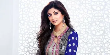 Berjemur Unik! Shilpa Shetty Pose Rebahan Cantik di Atas 'Lautan'