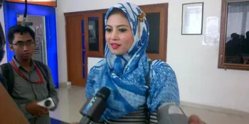 Berjilbab Biru, Novi Amalia Jadi Rebutan Minta Foto Bersama