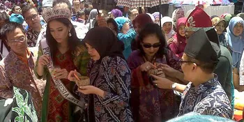 Puteri Indonesia Keringatan Ikut Ngulek Rujak Soto