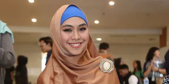 Berkerudung Cantik, Anak Oki Setiana Dewi Saat Jalan-Jalan