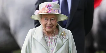 Berkerudung, Ratu Elizabeth II Tampil Anggun Dengan Coat Polkadot