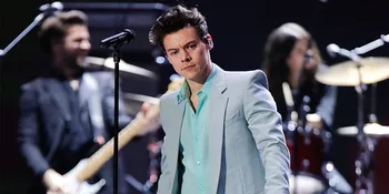 Berkumis Lebat & Lengan Penuh Tato, Harry Styles Jadi Susah Dikenali