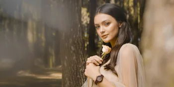 Bersama Lanccelot, Amanda Rawles Tampil Cantik Layaknya Putri di Negeri Dongeng