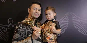 Bersama Rafathar, Raffi Ahmad Dapat Piala ke-7 Dari Panasonic Gobel Award