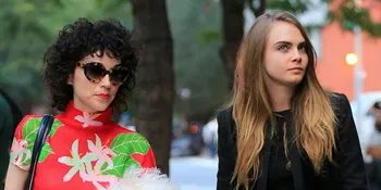 Bersandar Manja, Cara Delevingne &#38; 'Pacar' Wanitanya Super Mesra