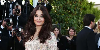 Bersari Putih nan Anggun, Aishwarya Rai Bikin Pria Sesak Napas