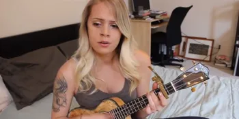 Bertato dan Tindik, Suara Wanita Ini Lembut Membuai