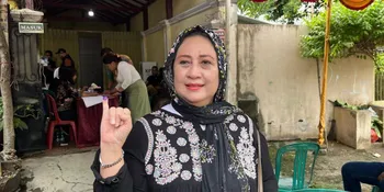 Berteman dari Kecil, Aktris Senior Yessy Gusman Coblos Bang Doel di Pilkada Jakarta 2024