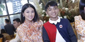 Betrand Peto Peluk Sarwendah &#38; Ruben Onsu Usai Nyanyi di Ulang Tahun Transmedia