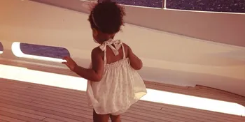 Beyonce Berbagi Foto Lucu Blue Ivy Saat Liburan
