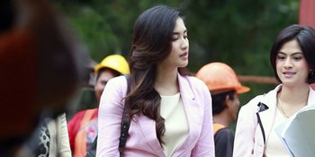 Biasa Tampil On Point Dengan High Heels, Begini Potret Ochi Rosdiana Pakai Sandal Saat Dibonceng Naik Motor