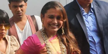 Biasanya Mengelak, Rani Mukherjee Akhirnya Mau Difoto di Bandara