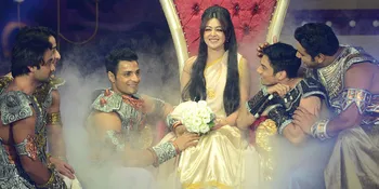 Bibir Merah Bergincu, Cantiknya Shafaq Naaz Bikin Pria Menganga