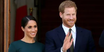 Bikin Baper! Meghan Markle & Pangeran Harry Tertangkap Mesra di Pantai
