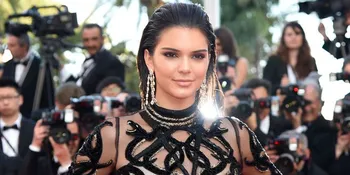 Bikin Cemas, Kendall Jenner Bangun Tengah Malam & Tak Bisa Gerak