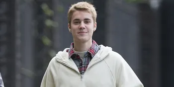 Bikin Fans Patah Hati, Justin Bieber Gandeng 2 Cewek Sekaligus