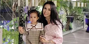 Bikin Gemas! Lucunya Sheena Gabriella Anak Momo Geisha Menari di Depan Televisi