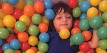 Bikin Gemes! AbRam Khan Cium Pipi Teman Kakaknya