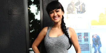 Bikin Heboh! Mandi 'Darah', Julia Perez Nekat Berpose Topless