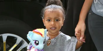 Bikin Ngakak! Lagi-lagi North West Tunjukkan Wajah Judesnya