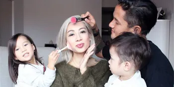 Bikin Ngakak! Saat Irfan Bachdim & Anaknya Belajar Make Up