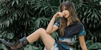 Bikin Salah Fokus, Nia Ramadhani Pakai Tank Top Pamer Punggung Bertato Saat Main Paragliding