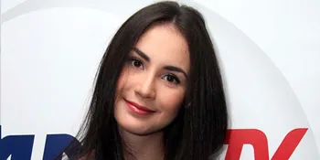 Bintangi 'NYONG MUTIARA HITAM', Arumi Bachsin Terbang ke Maluku