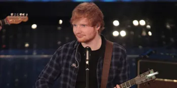 Bisik-Bisik Manja, Ed Sheeran Lalu Cium Gadis Pirang Misterius
