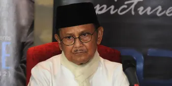 BJ Habibie Hantar Kepergian Ibunda Adrie Subono ke Pemakaman