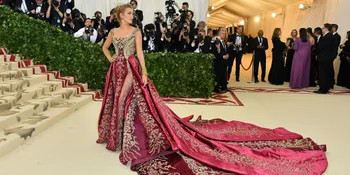 Blake Lively Pakai Gaun Versace dan Perhiasan 28 Miliar di MET Gala 2018