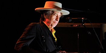 Bob Dylan Akan Segera Terima Penghargaan Nobel-nya