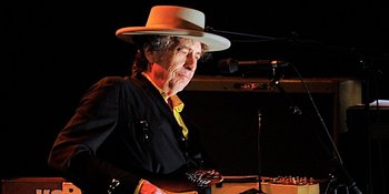 Bob Dylan Jadi Musisi Pertama Yang Raih Nobel Kesusatraan